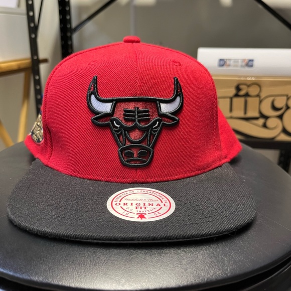 Mitchell & Ness Other - Chicago bulls snap back pre- loved worn 1X super clean